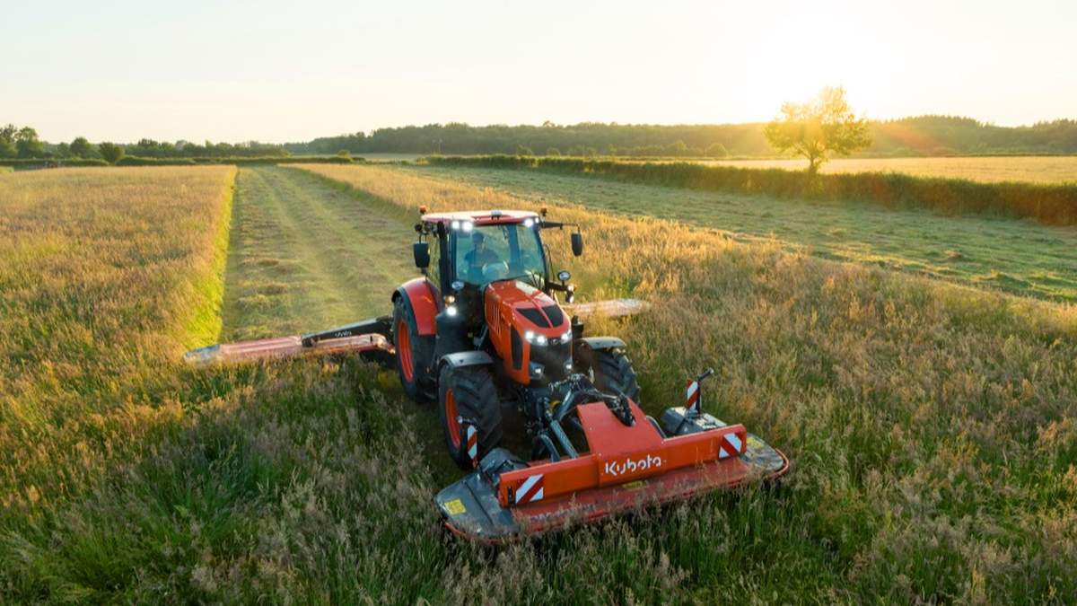 Kubota M7004 