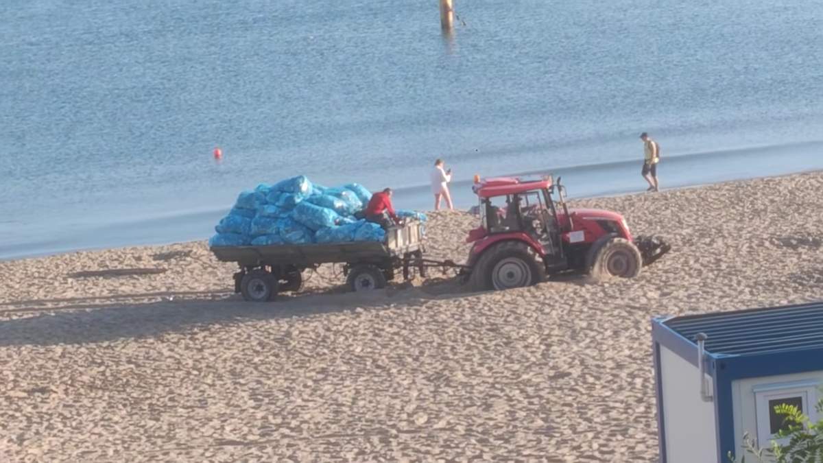 Na plaży w Stegnie zakopał się... ciągnik [VIDEO]