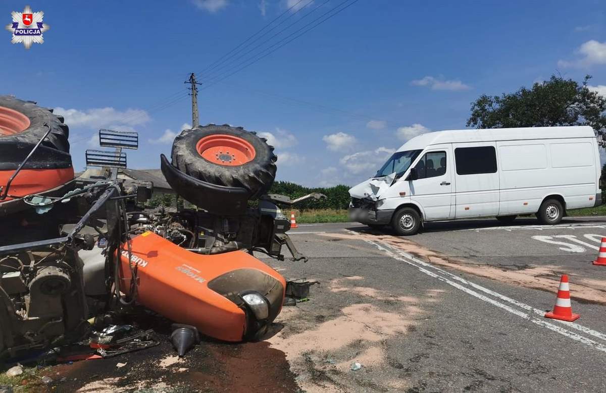 Przewrócony ciągnik po zderzeniu z mercedesem