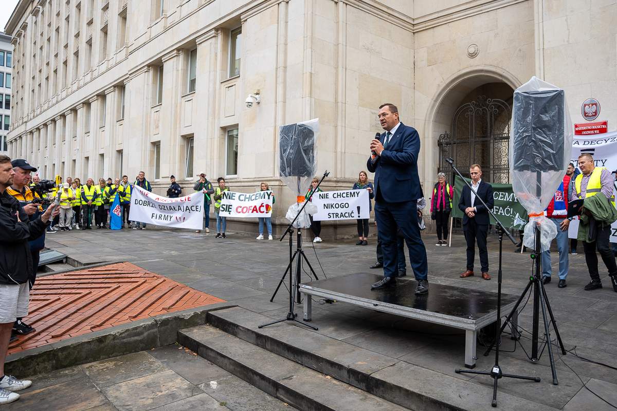 Minister Stefan Krajewski spotkał się z protestującymi