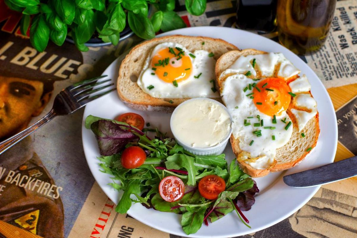 Jajka mają dużo cholesterolu, ale dziś uznawane są za produkt bardzo zdrowy i pożądany w naszej diecie. Osoby chore na cukrzycę typu 2 muszą jednak uważać z ich liczbą