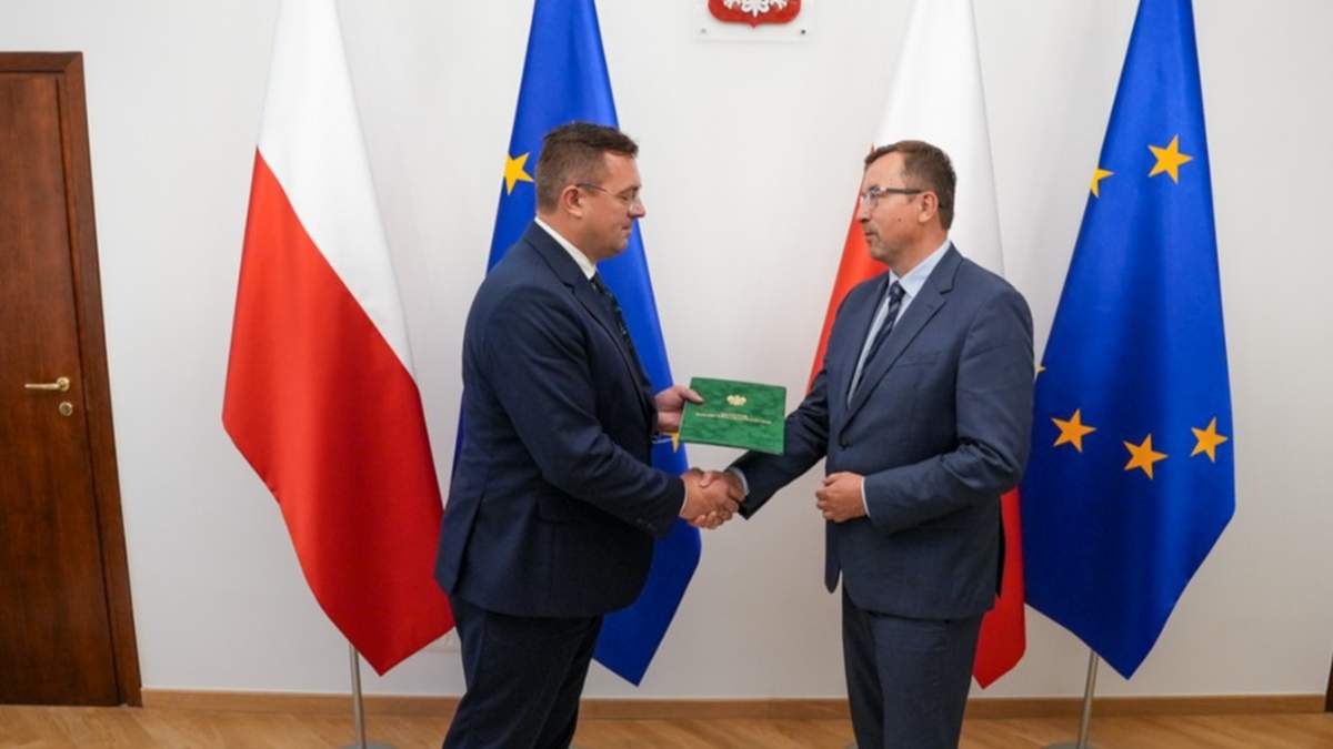 Stefan Krajewski wręcza powołanie na stanowisko dyrektora generalnego w MRiRW Markowi Cieślińskiem