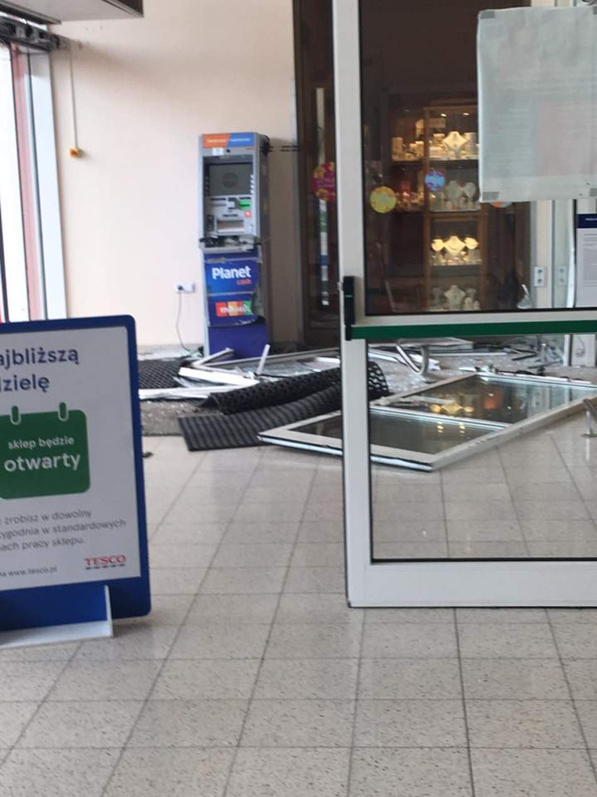 Wjechał ciągnikiem do marketu!