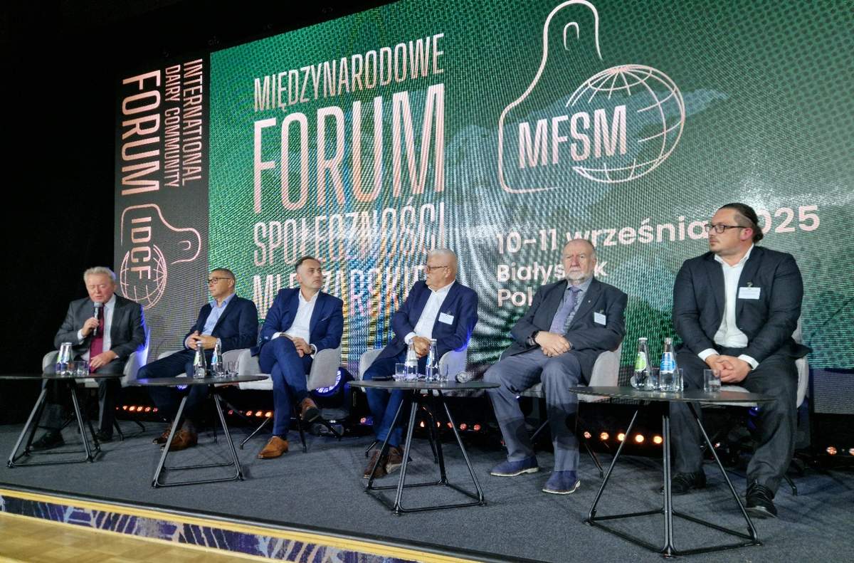 W Białymstoku odbyło się Forum Spółdzielczości Mleczarskiej. Od lewej siedzą: Janusz Wojciechowski, Piotr Szajner, Stefan Stachowiak, Jerzy Plewa, Andrzej Babuchowski i Łukasz Wyrzykowski