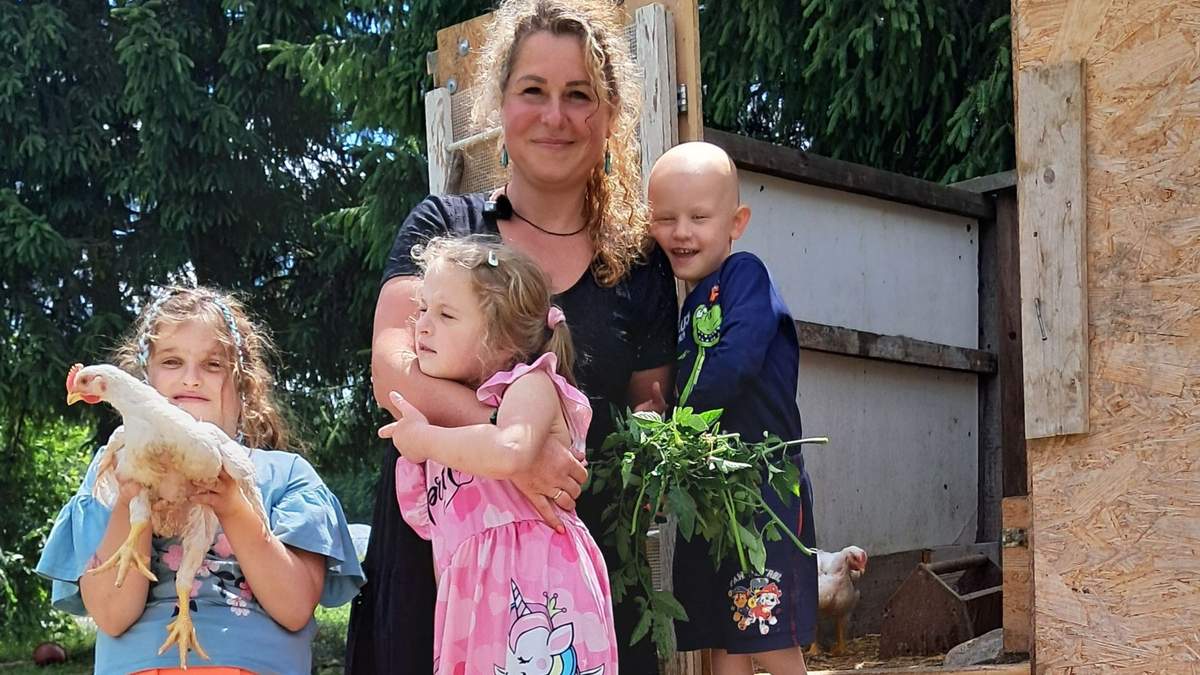 Katarzyna Oczkowska mieszka z mężem i dziećmi w Żelaznie między Kłodzkiem i Bystrzycą.