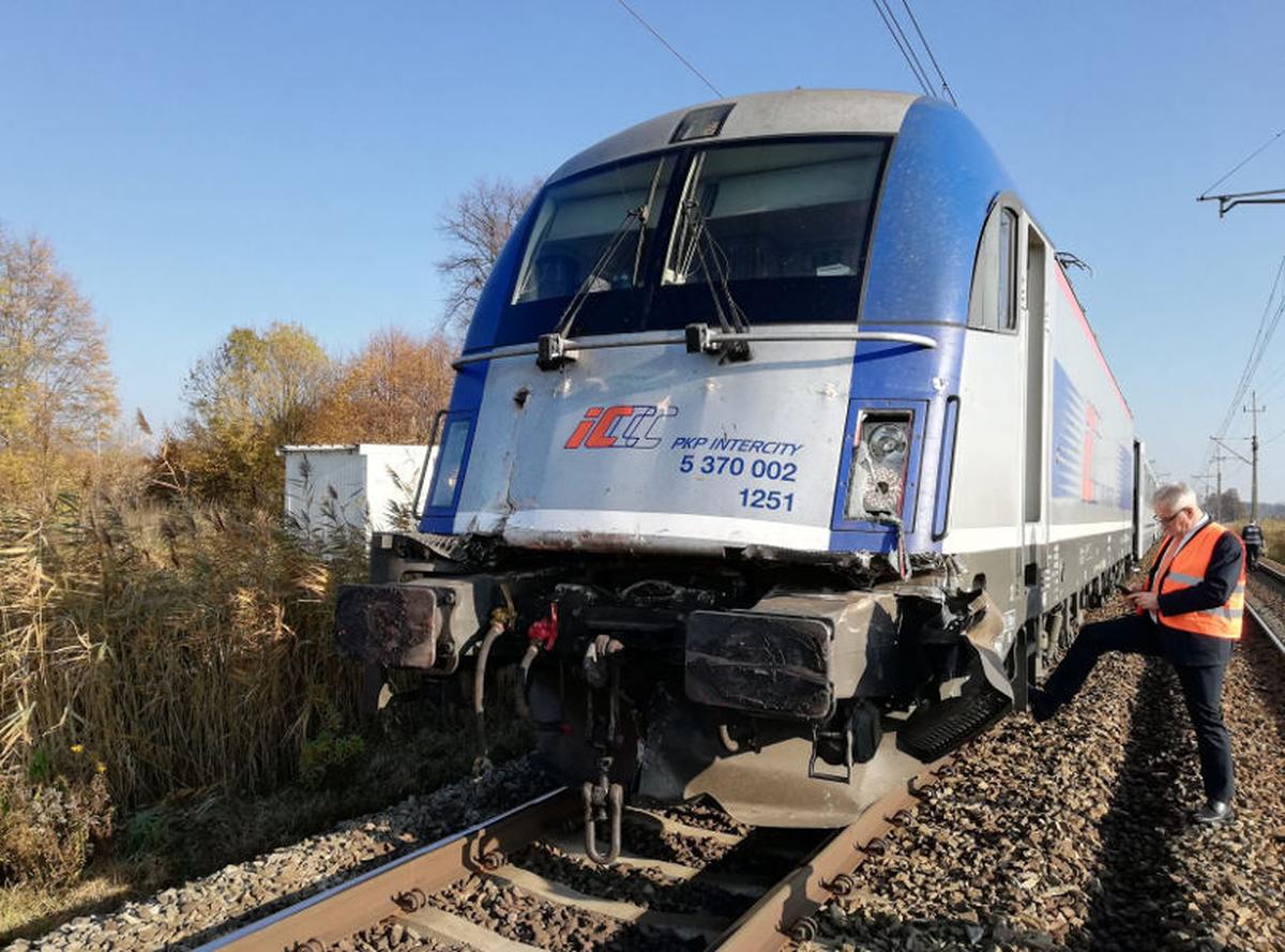 Ciągnikiem jechał po torach! Zderzył się z pociągiem