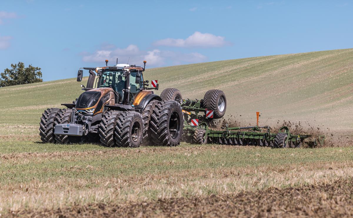 Valtra serii S szóstej generacji - czyli potężny "The Boss" - to największy i najmocniejszy model ciągników tej marki. Własnie zdobył nagrodę IF DESIGN AWARD 2025 w kategorii Produkt - pojazd użytkowy.