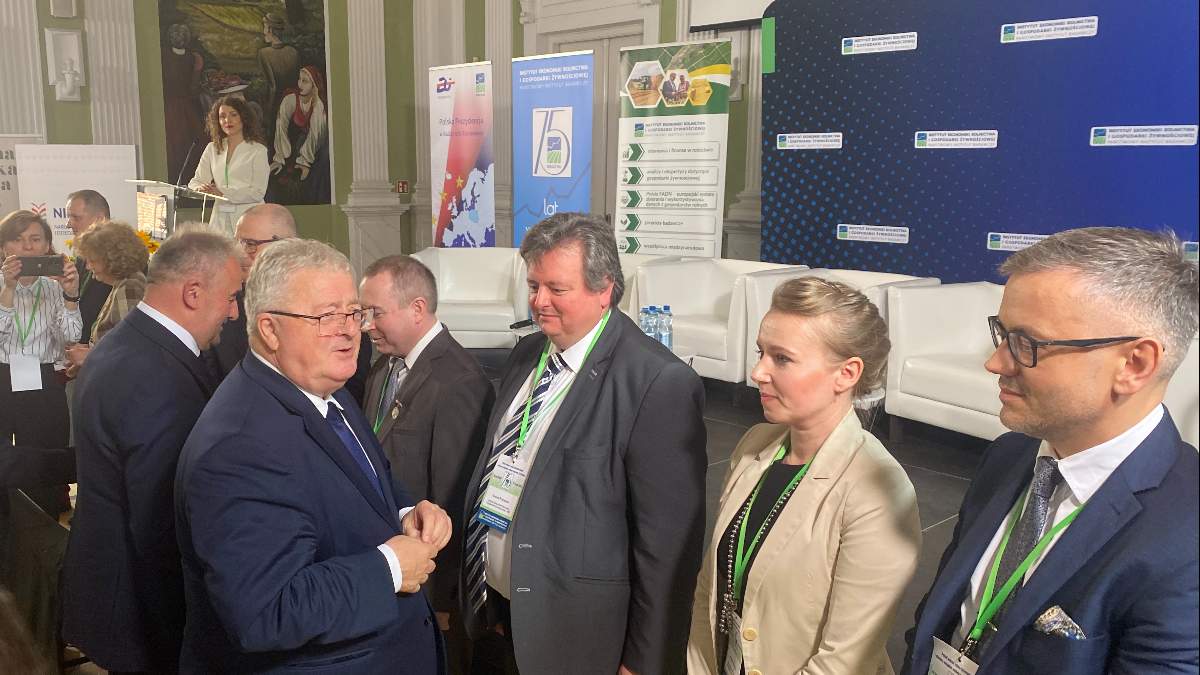 Specjaliści od ekonomiki rolnictwa dostali medale od ministra na 75-lecie