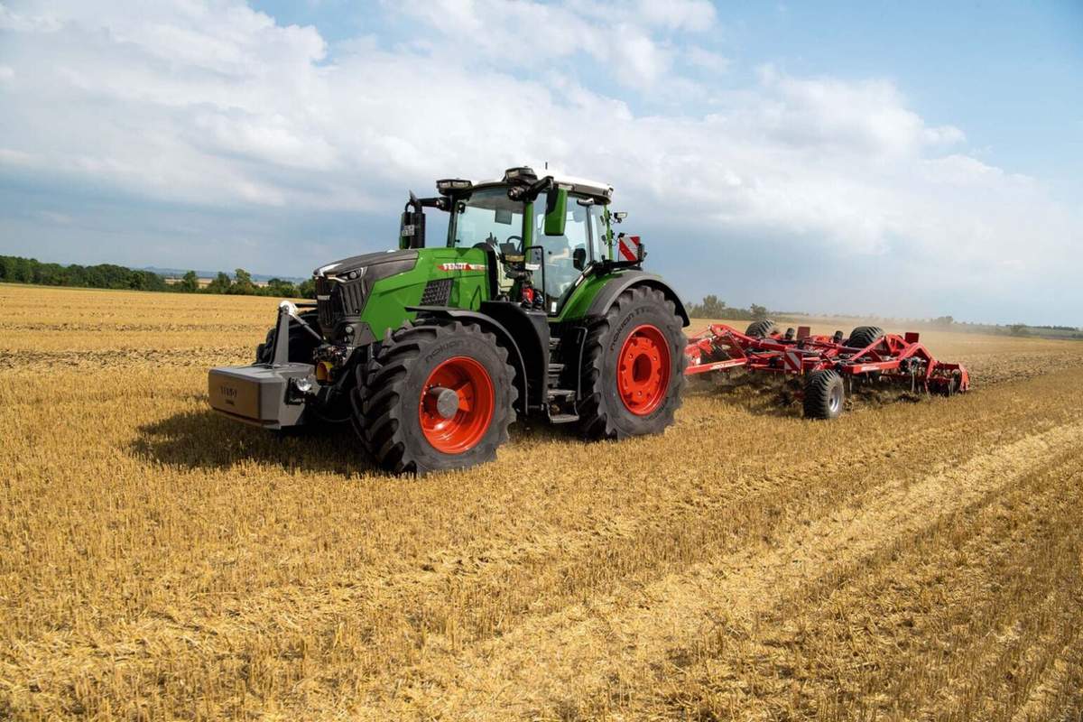 Podwójnym zwycięzcą Farm Machine 2026 został ciągnik Fendt 832 Vario. To model z serii 800. Jego sercem jest, sześciocylindrowy silnik AGCO Power Core 80 (8-litrowy) z katalizatorem DOC, filtrem cząstek stałych (DPF) i układem SCR, który nie wymaga układu EGR. System sterowania silnikiem Dynamic Performance zwiększa moc silnika o 23 KM, gdy jest to potrzebne, aby sprostać wymaganiom klientów; moment obrotowy 1680 Nm jest już dostępny przy 1200 obr./min.