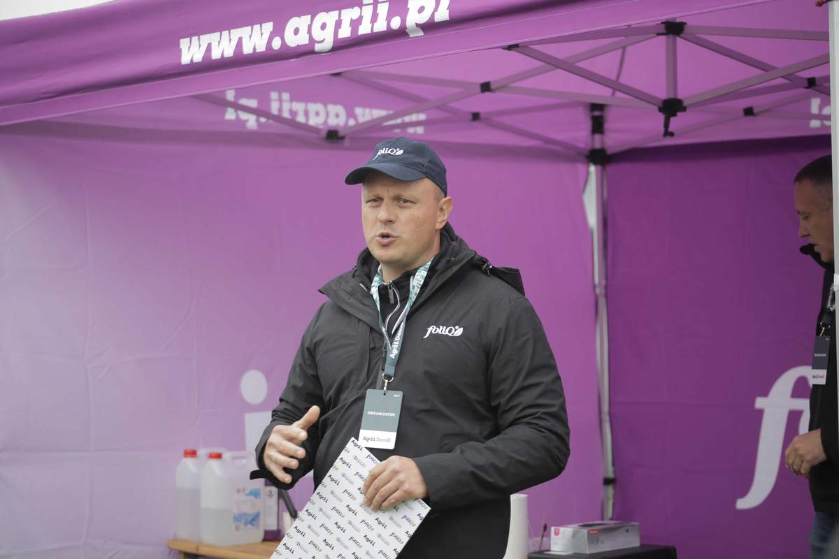 Kamil Skrobiszewski, szef Działu Nawozów Dolistnych i Biostymulatorów Agrii Polska, zaczął spotkanie z rolnikami od przedstawienia nowych technologii w nawożeniu.