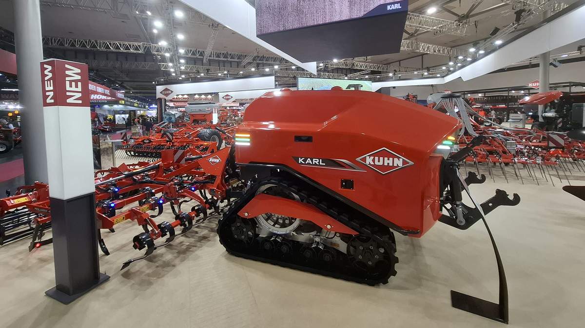 Karl to autonomiczna maszyna rolnicza, która może wykonywać prace w polu niczym standardowy ciągnik. Z tą różnicą, że nie jest "standardowy". Nie potrzebuje operatora, kabiny, kierownicy. Pracuje sam.